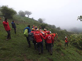 Varios efectivos trasladan a la herida hasta Otzaurte.