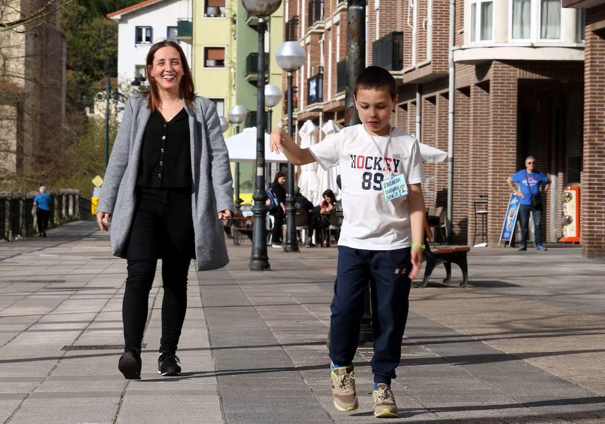 Miriam y su hijo Peio, que tiene una parálisis cerebral, pasean por Bergara.