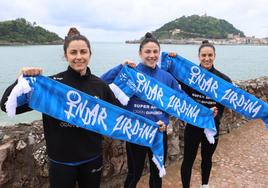 Alba Menéndez, Maitane Etxeberria y Esther Arrojeria, este lunes en el Pico del Loro de San Sebastián.