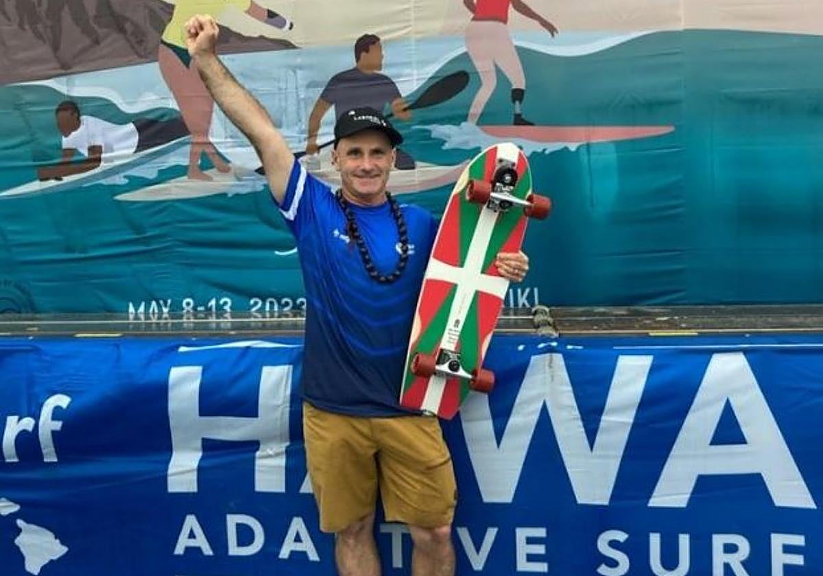 Francesena alza los brazos en el podio de Hawai.