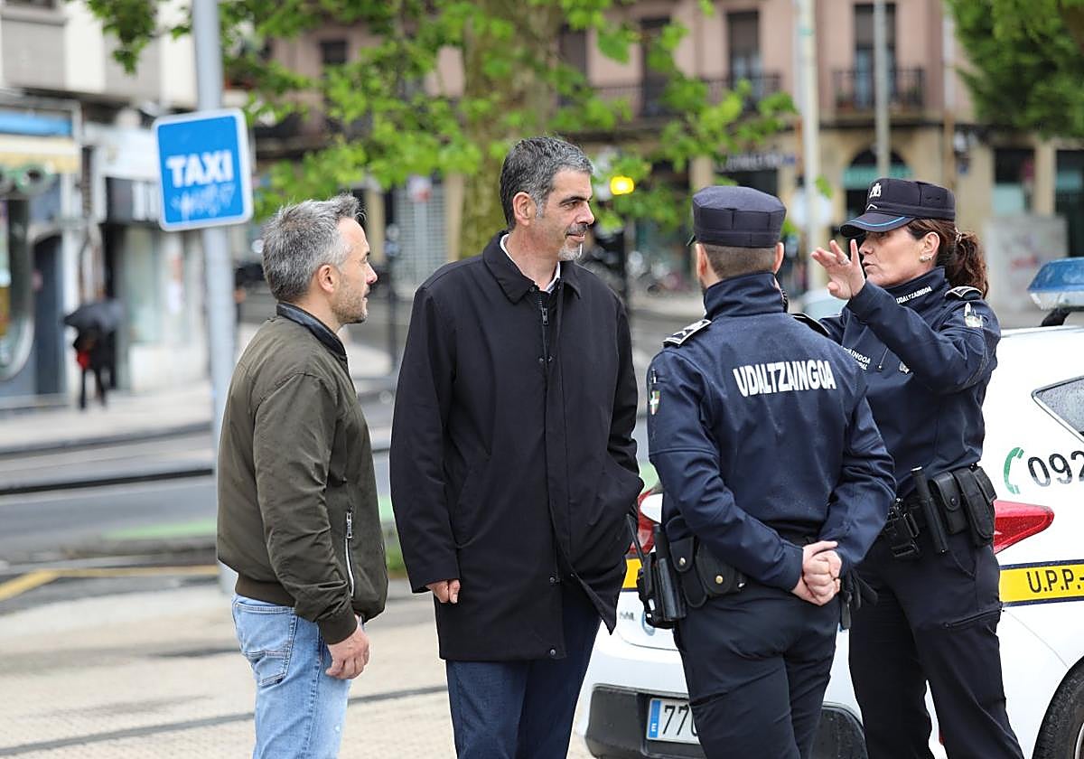 El alcalde Eneko Goia y el concejal Martin Ibabe, conversando con dos guardias municipales.