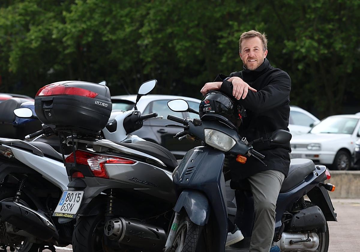 Borja Corominas, candidato del PP a la Alcaldía, en el antiguo parking de motos de Anoeta, que apuesta por recuperar.
