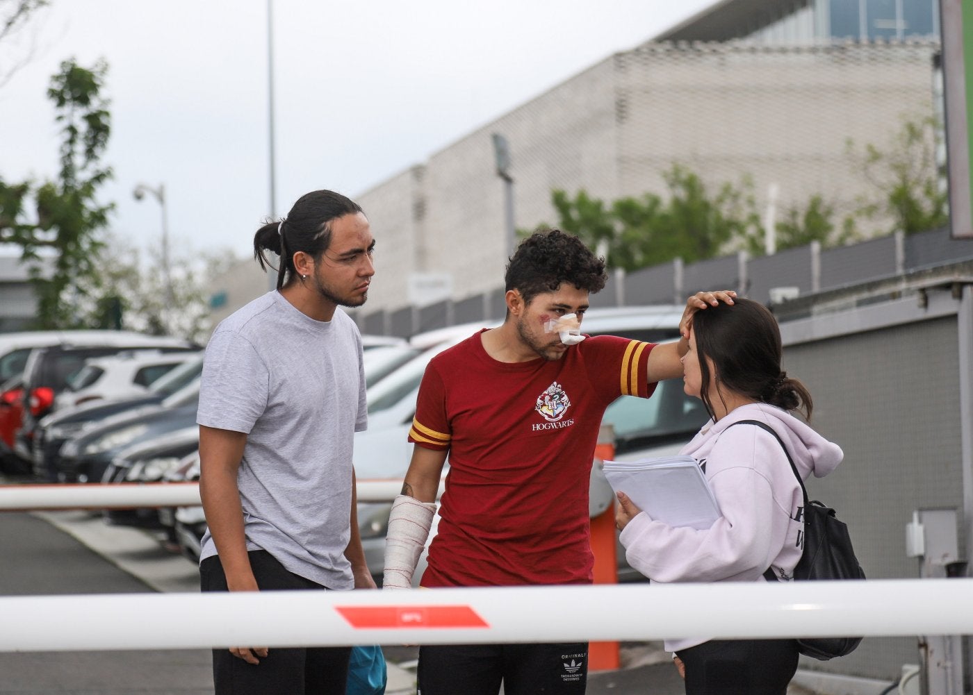 Yeisson, Brayan y Carla comprueban el estado de sus respectivas heridas, ayer tras interponer ante la Ertzaintza la denuncia por agresión.