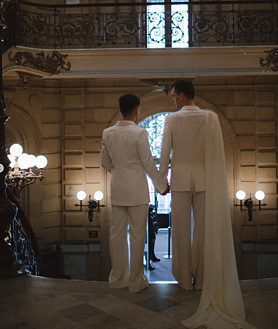 Imagen secundaria 2 - 1.- La pareja durante el enlace celebrado en el salón de plenos del Ayuntamiento de San Sebastián. 2.- Julen Hernández entrando en el salón de plenos. 3.- Los recién casados antes de abandonar el consistorio. 
