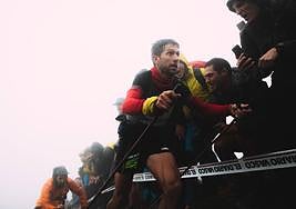 Manuel Merillas junto a sus bastones de bambú, este domingo en la Zegama-Aizkorri