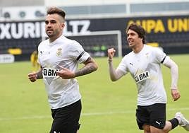 Alain Oyarzun celebra su zapatazo con el que logró abrir el marcador en el Stadium Gal