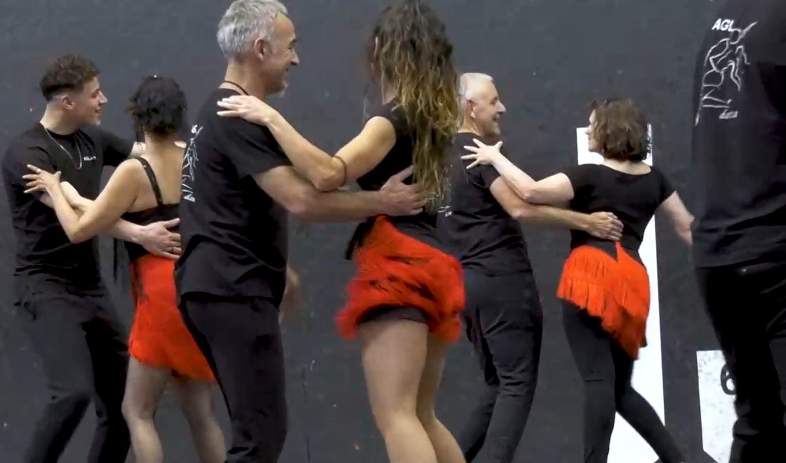 Ostolaza, al fondo a la derecha, bailando.