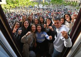 La plantilla y el entrenador saludaron a los eibarreses congregados bajo el balcón consistorial.