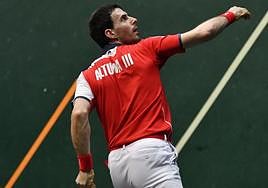 Jokin Altuna se dispone a entrar de gancho durante un partido.