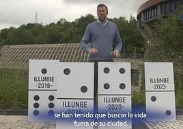 Borja Corominas explica el proyecto que tiene con Illunbe mediante fichas de dominó.