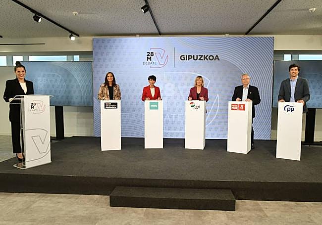 Estrella Vallejo, moderadora del debate, junto a los cinco candidatos a Diputado general.