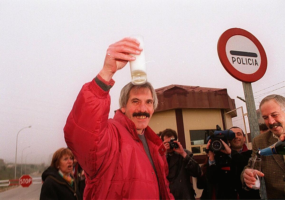 El etarra José Antonio Torre Altonaga, a su salida de la prisión de Logroño en 1998 tras cumplir una condena de 19 años dos meses y seis días por el atentado de 1978 en la central de Lemóniz.