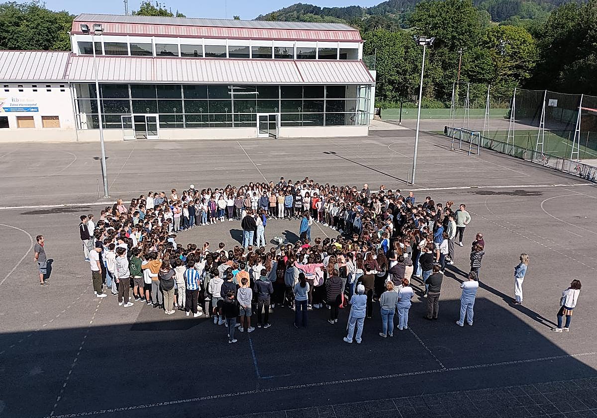 Los alumnos y los profesores de La Salle Zarautz guardan esta mañana un minuto de silencio por el asesionato machista de Orio.