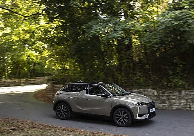 La calidez, el confort y la elegancia destacan en su interior, sin olvidar cierto toque deportivo. Con la pantalla táctil de 10,3 pulgadas se maneja el sistema de infoentretenimiento DS Iris System.