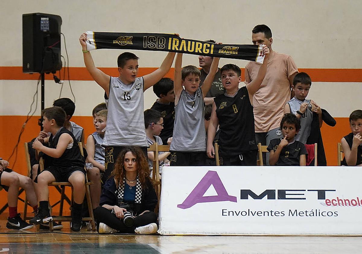 Tres jóvenes del Juaristi Iraurgi animan a su equipo en el polideportivo de Azpeitia.