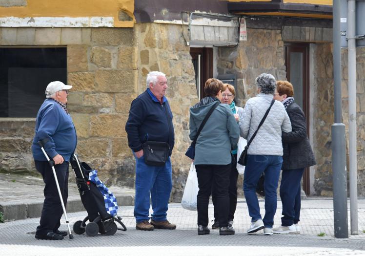 Un grupo charlaba ayer por la mañana en una de las calles de la localidad.