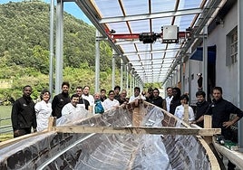 Gozogileak eta Albaolako teknikariak, txalupari buelta eman ondorean.