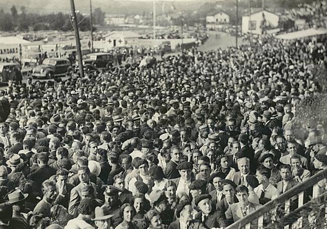 El público abarrotando el circuito en 1934.