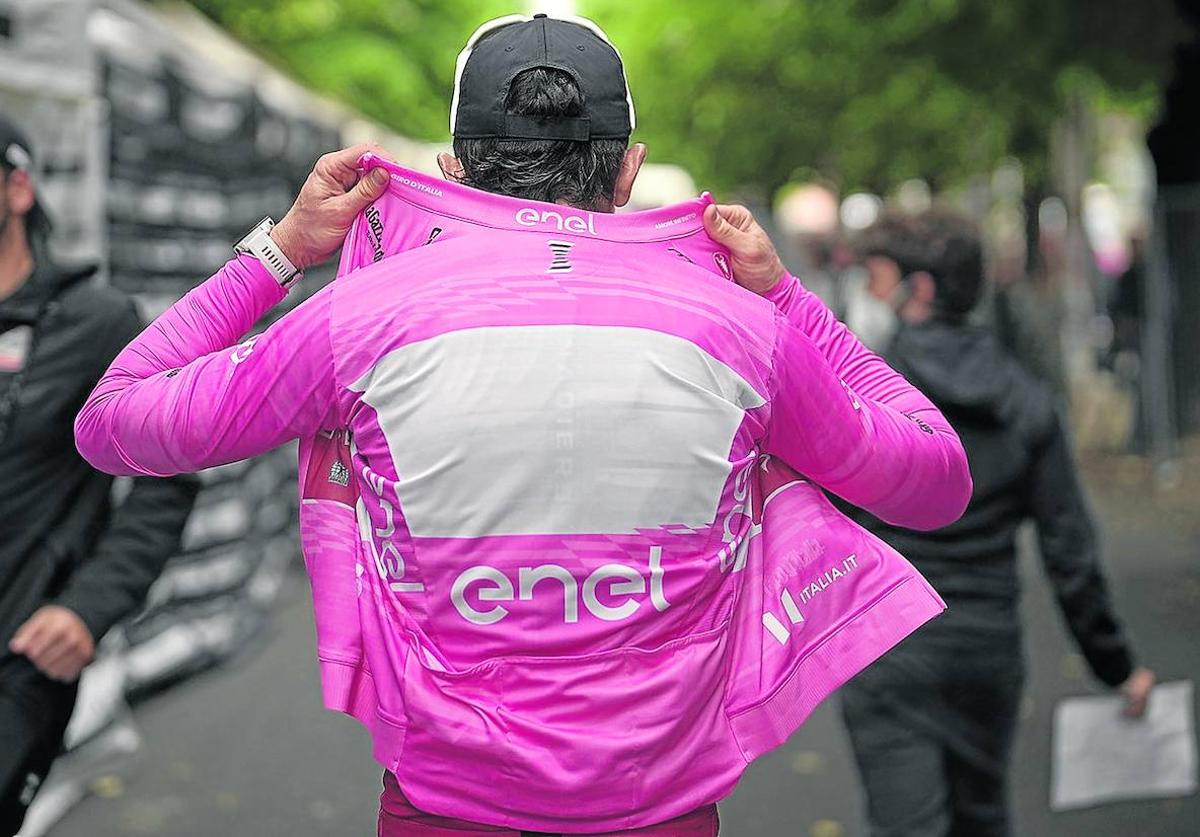 Geraint Thomas se ajusta la maglia rosa para abrigarse.