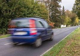 Un coche pasa a gran velocidad delante de un radar de tráfico.