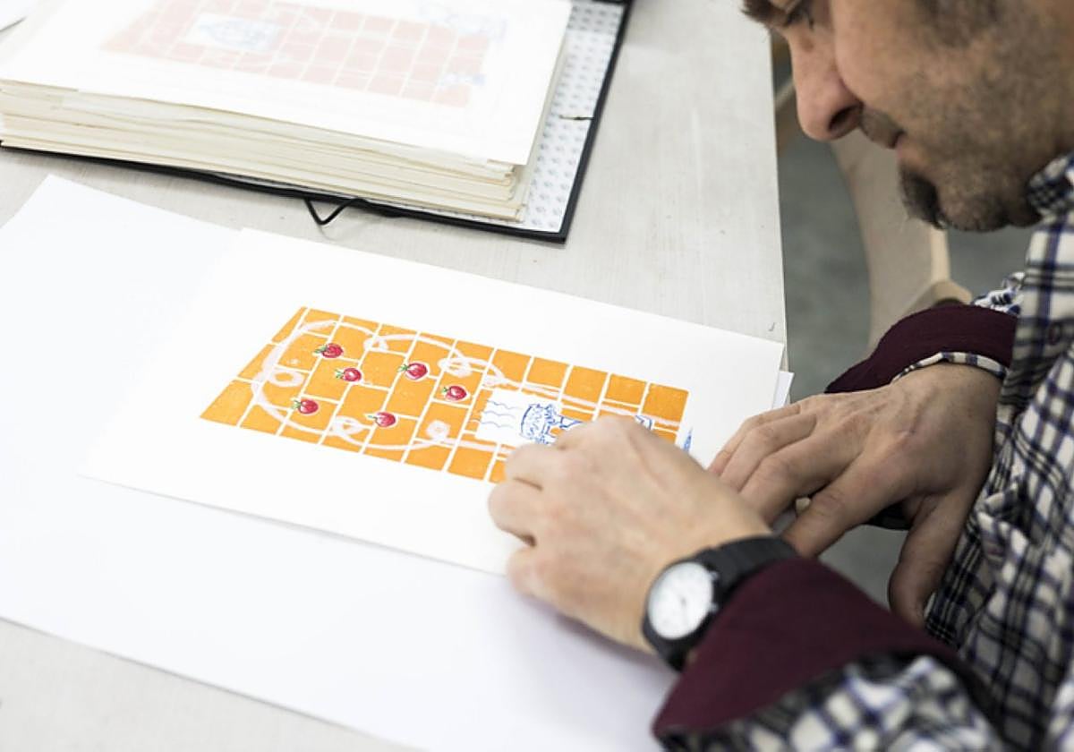 Aitor Espie creando una de sus ventanas.