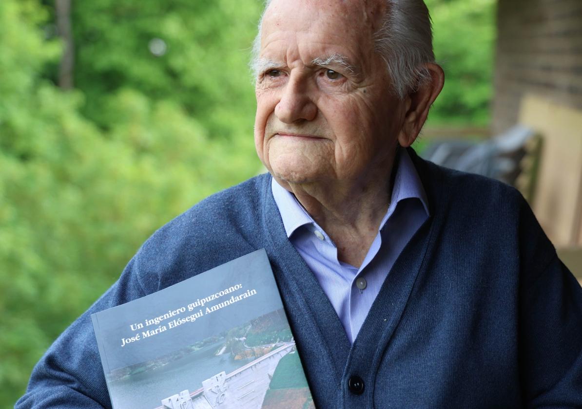 Un ingeniero guipuzcoano. José María Elósegui Amundarain, de 96 años posa, con el libro sobre su vida y su obra que acaba de ser editado.