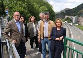 Eider Mendoza y el diputado en el Congreso Joseba Agirretxea, este viernes en Eibar junto a candidatos del PNV de la comarca.