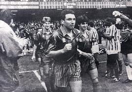 Eusebio, Bakero, Laudrup y Amor son recibidos con un pasillo de los jugadores realistas en mayo de 1991.