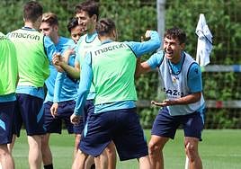 Zubimendi bromea con Gorosabel en el entrenamiento de ayer en Zubieta.