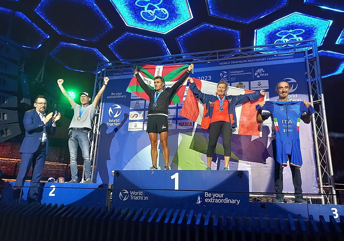 Mujika, en lo más alto del podio del campeonato del mundo de triatlón de larga distancia de Ibiza.