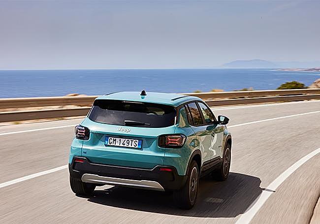 Estamos ante el Jeep más compacto de la gama pues mide 4.08 metros de longitud. Es el primer Jeep con tracción delantera que lleva el Selec-Terrain y el Control de descensos en pendiente.