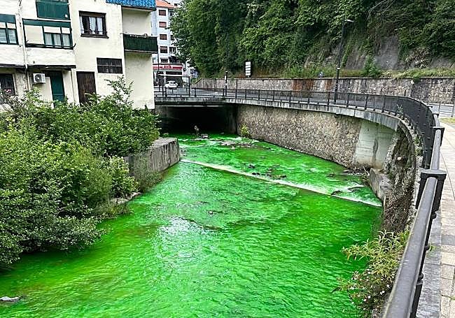 El río Urola, de color verde fluorescente.