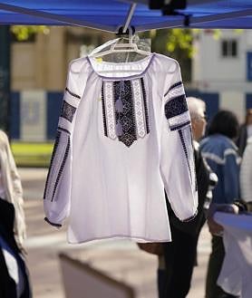 Imagen secundaria 2 - Natalya Mykhaylevska. Ucranianos en la fiesta y una camisa bordada.