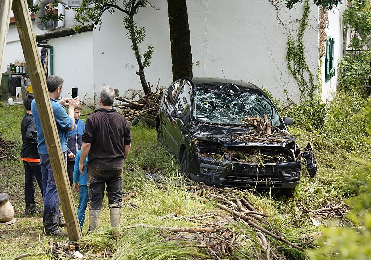 Coche destrozado en Bera.