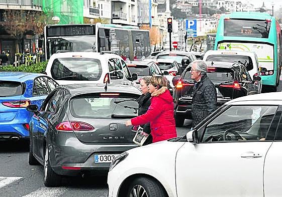 El fin de la pandemia, los cambios de sentido de varias calles del centro y la explosión de visitantes provocaron el caos en el Centro.