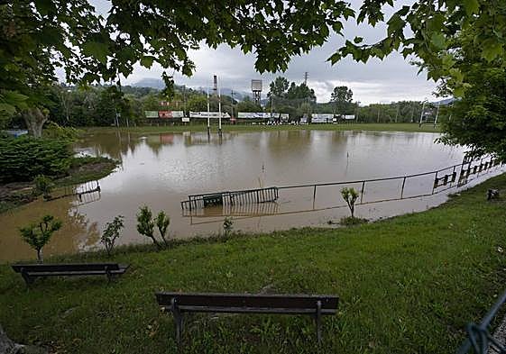 El campo de rugby de Hernani, completamente cubierto por el agua.
