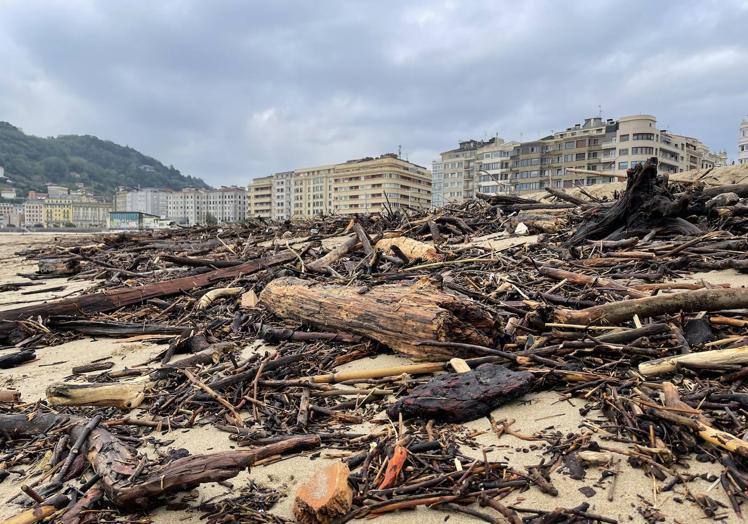 Imagen principal - Estado de las playas de San Sebastián a primera hora de este domingo 