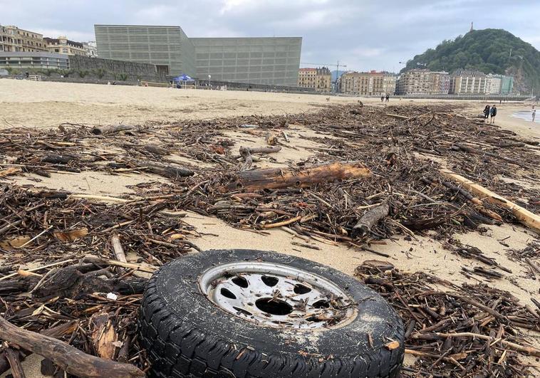 Suciedad acumulada en la playa de la Zurriola de San Sebastián