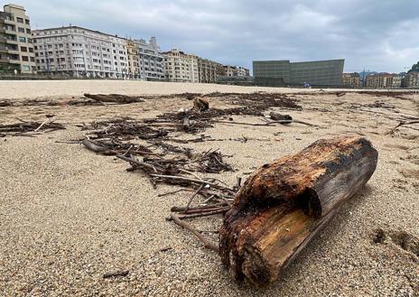 Imagen secundaria 1 - Estado de las playas de San Sebastián a primera hora de este domingo 