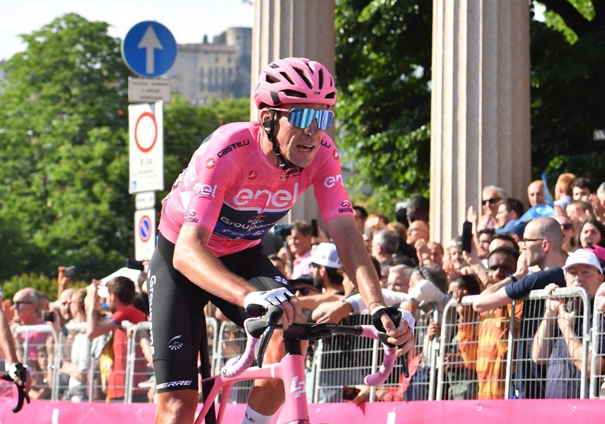 Bruno Armirail defendió con éxito la maglia rosa en la meta de Bérgamo.