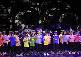 Ikasleek oholtza gainean primeran zuten euren kantak eta dantzan eskaintzen.