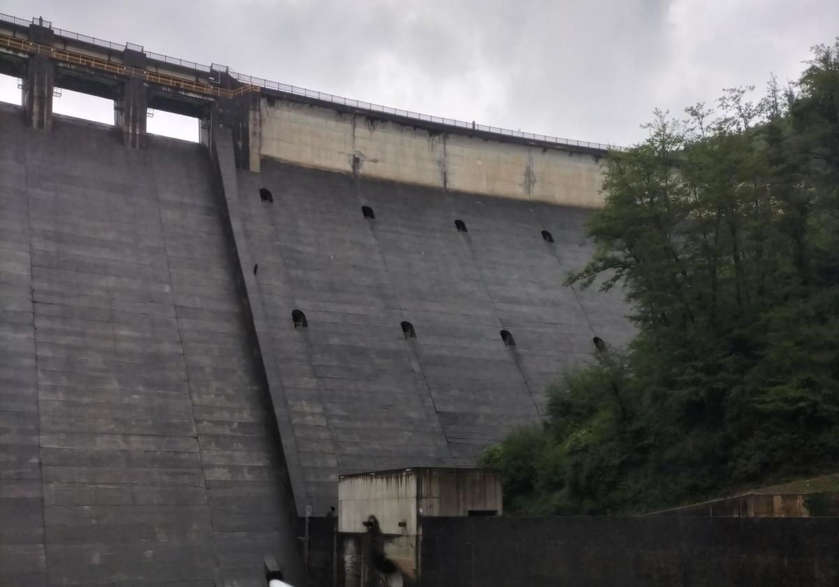 La presa del Añarbe descargó este domingo 23.000 litros por segundo.