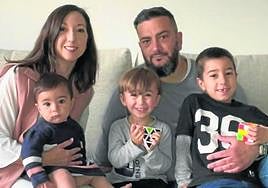 Aitziber con su marido y sus hijos de 9 y 6 años, y 9 meses.