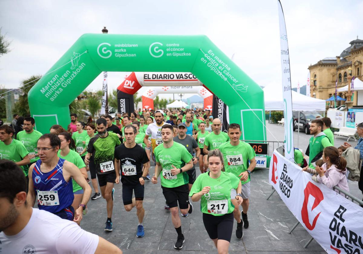 Una marea verde contra el cáncer recorre Donostia