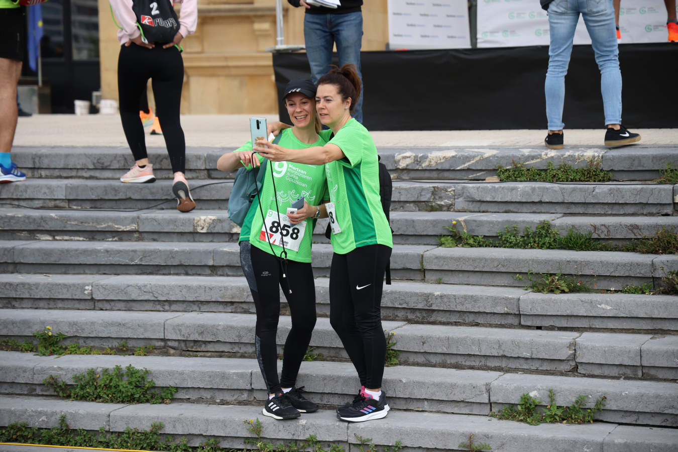 Una marea verde contra el cáncer recorre Donostia