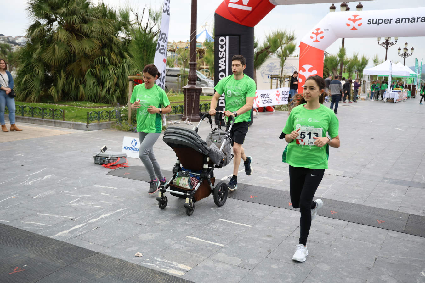 Una marea verde contra el cáncer recorre Donostia