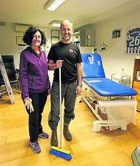 Imagen secundaria 2 - Eluska, hija de Coro, se asoma a su coche junto al pequeño Janur. El agua entró hasta los asientos y ahora, además del barro, el motor no arranca; Xuban señala el lugar donde el monte se desprendió, justo detrás de la casa donde vive su pareja, Leyre, con su familia en Lesaka y Edurne y Karlos terminan de limpiar la consulta de fisioterapia de este último, que hoy tiene que abrir porque tiene citas desde las 9.00 horas. 