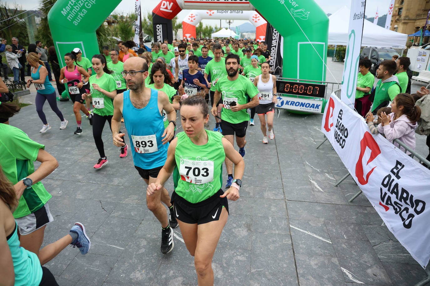 Una marea verde contra el cáncer recorre Donostia