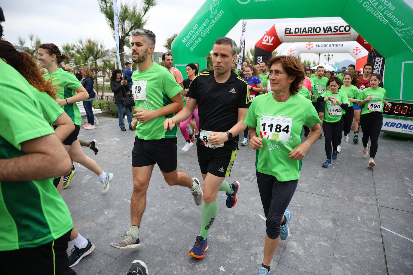 Una marea verde contra el cáncer recorre Donostia