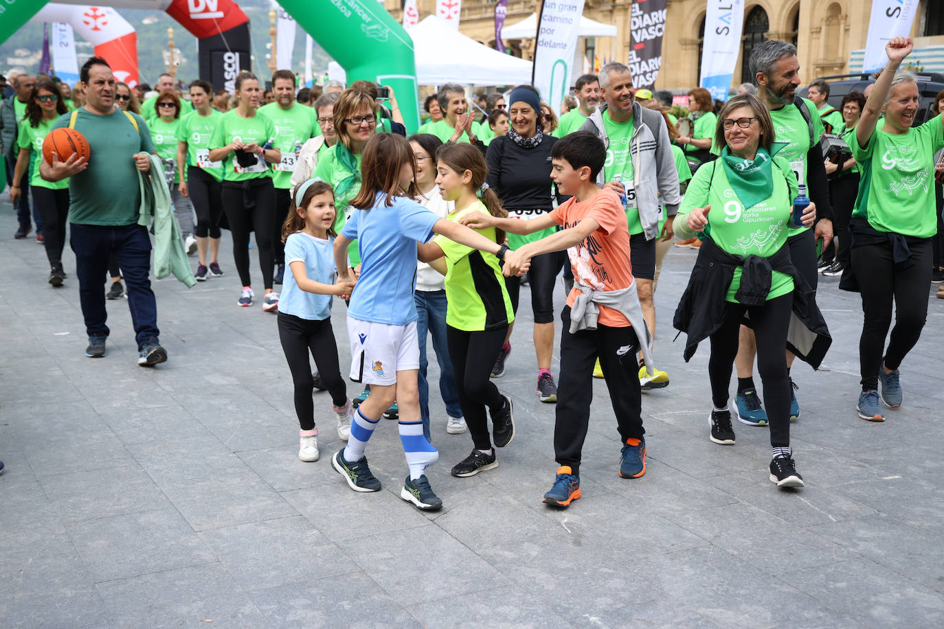 Una marea verde contra el cáncer recorre Donostia